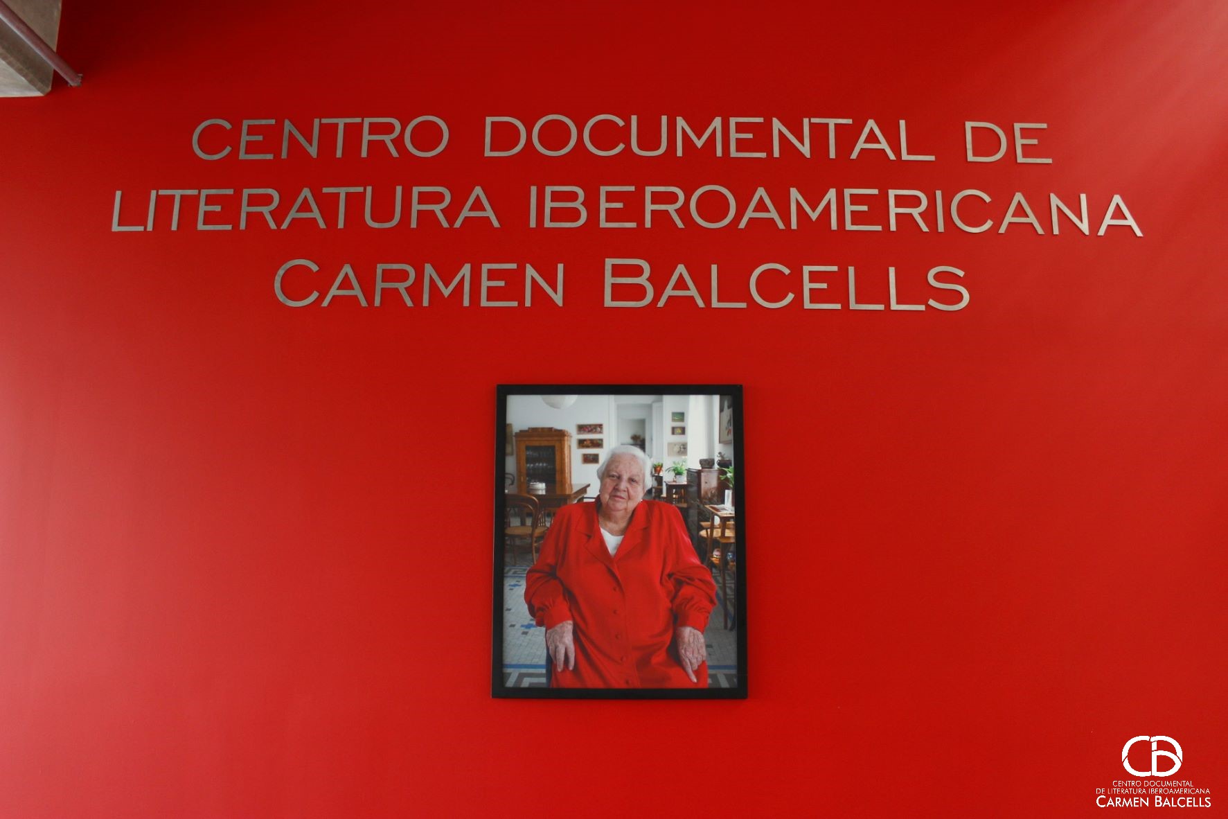 Una fotografía de Carmen Balcells decora el muro de la entrada al centro documental Foto: Mariana Abreu