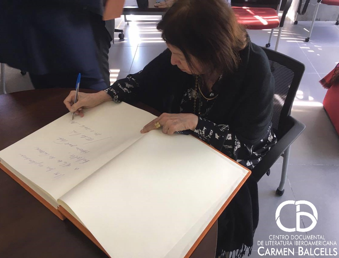 Nélida Piñón firma el libro de visitas del CDCB Foto: CDCB