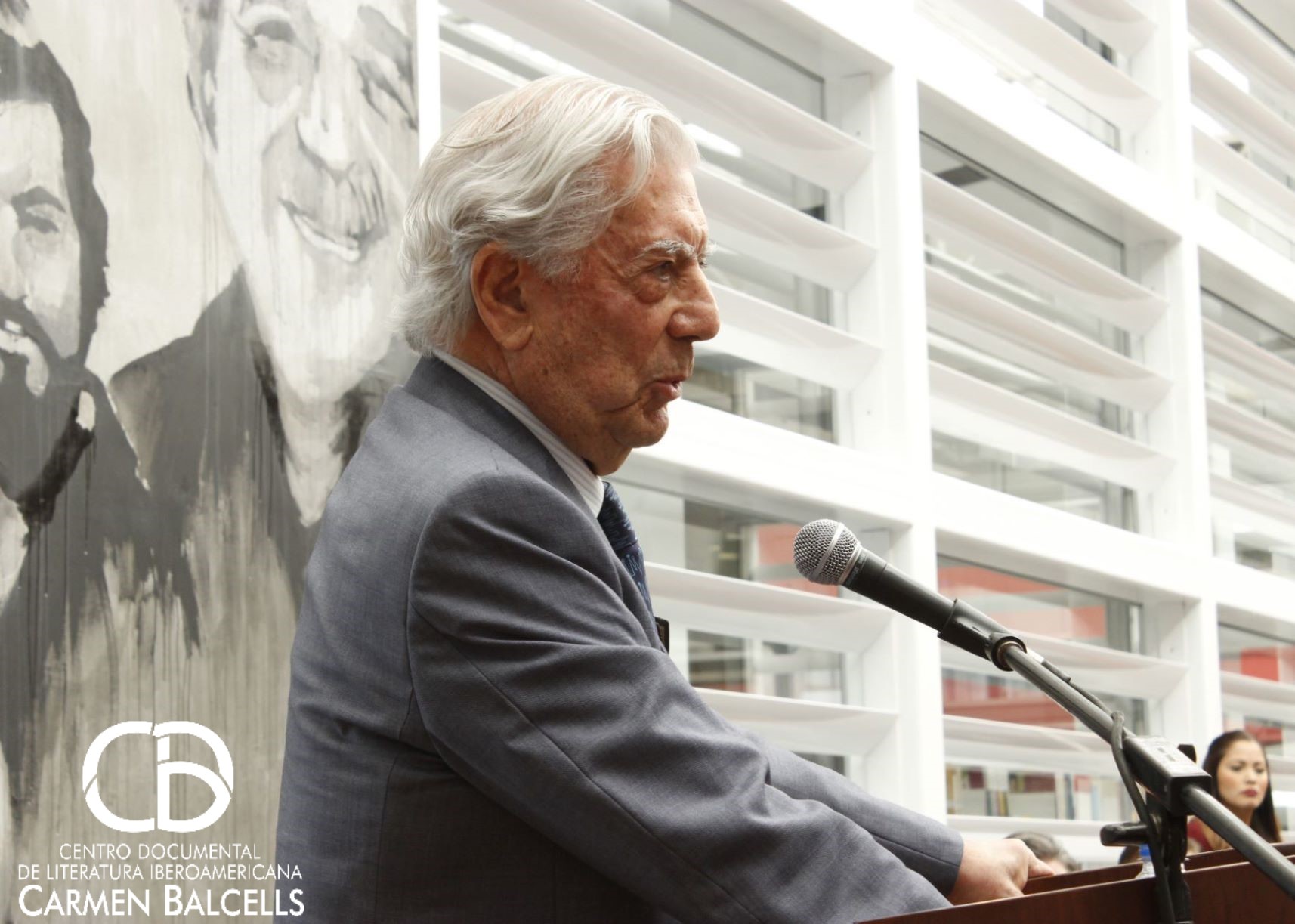 Mario Vargas Llosa pronuncia desde el podio de la inauguración un discurso acerca de Carmen Balcells Foto: Mariana Abreu