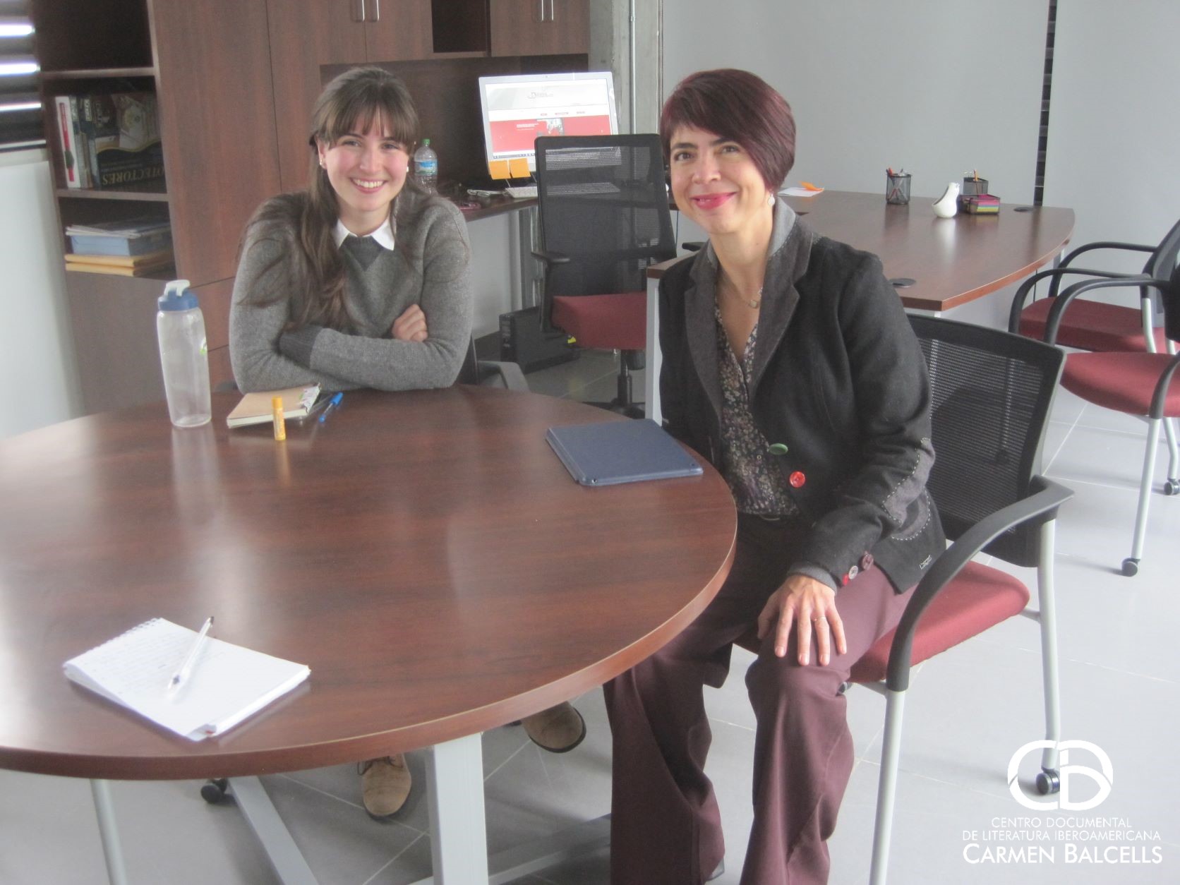 Dominique Lear y Teresa González Arce sentadas ante una mesa en la oficina de la coordinación del centro documental