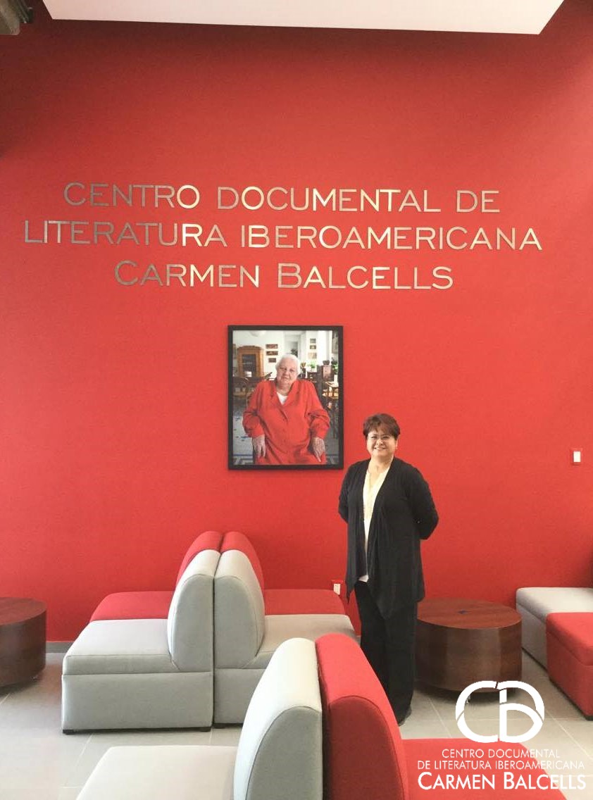 La doctora Blanca Estela Ruiz junto al retrato de Carmen Balcells