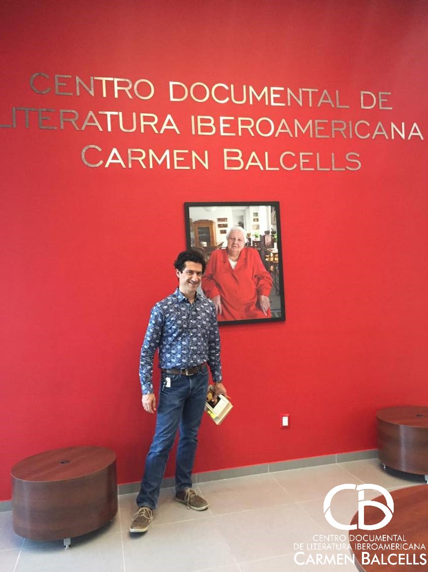 Luis Vicente de Aguinaga junto a retrato de Carmen Balcells