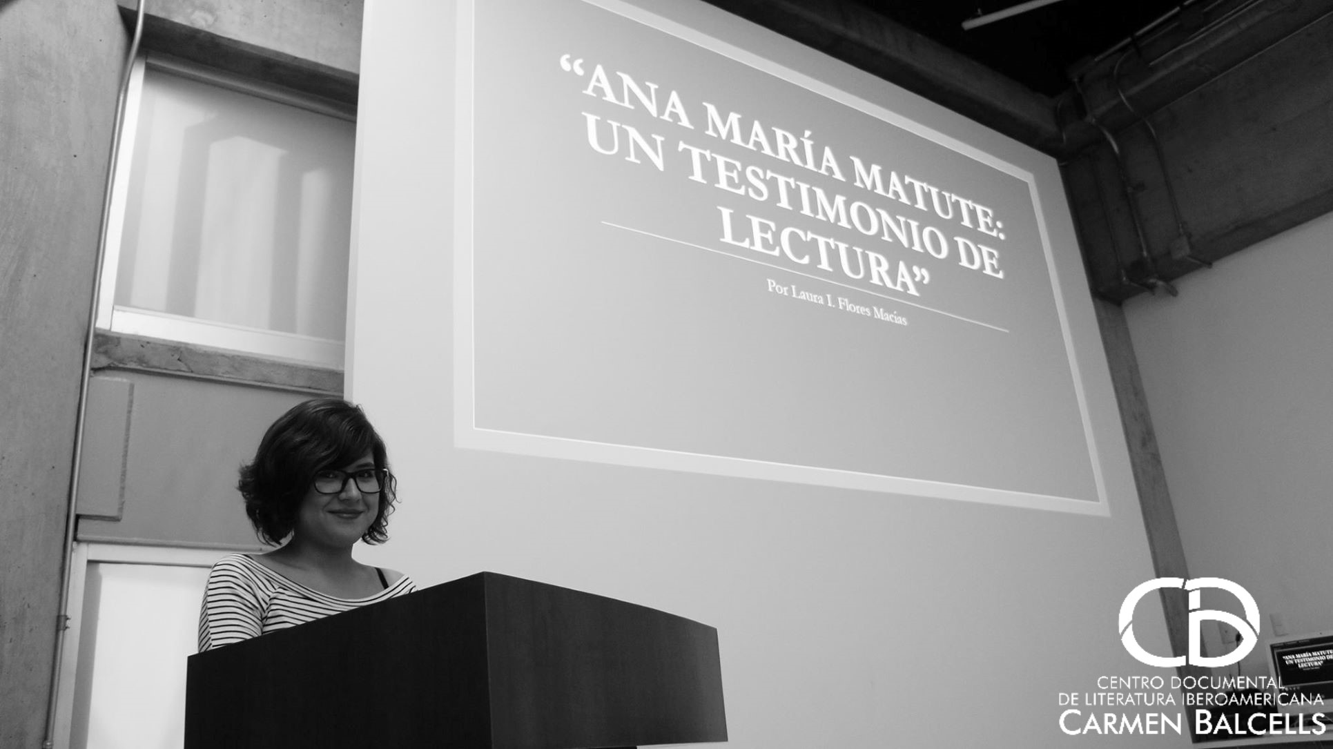 Imagen de Laura Flores dictando su conferencia en la sala de proyecciones Foto: Mauricio Vaca