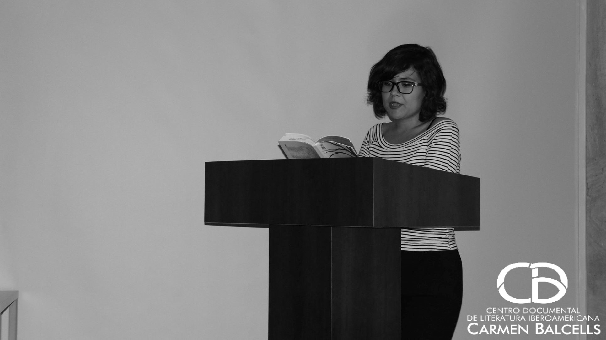 Imagen de Laura Flores dictando su conferencia en la sala de proyecciones Foto: Mauricio Vaca