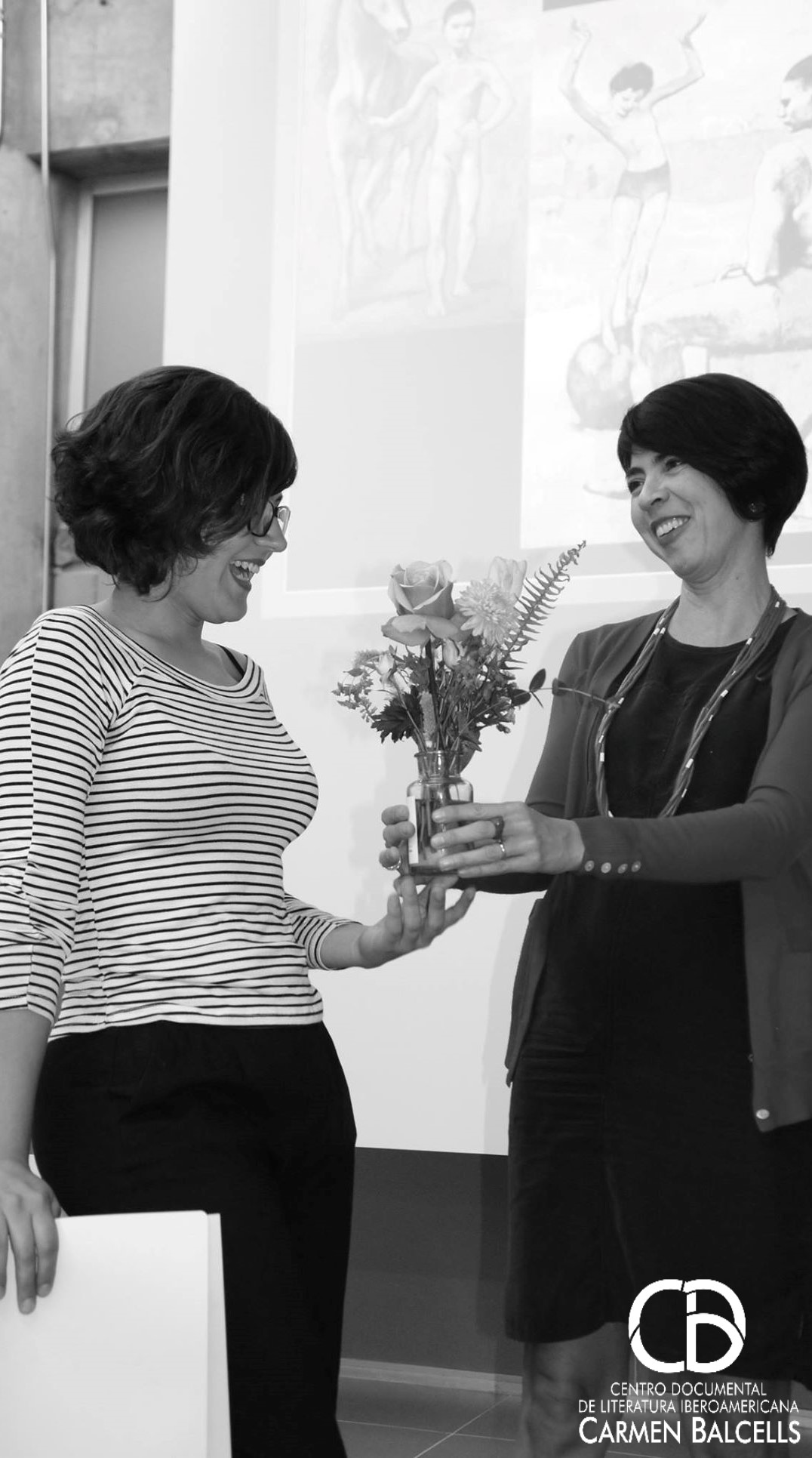 La dra. Teresa González le entrega flores a la ponente luego de la charla Foto: Mauricio Vaca