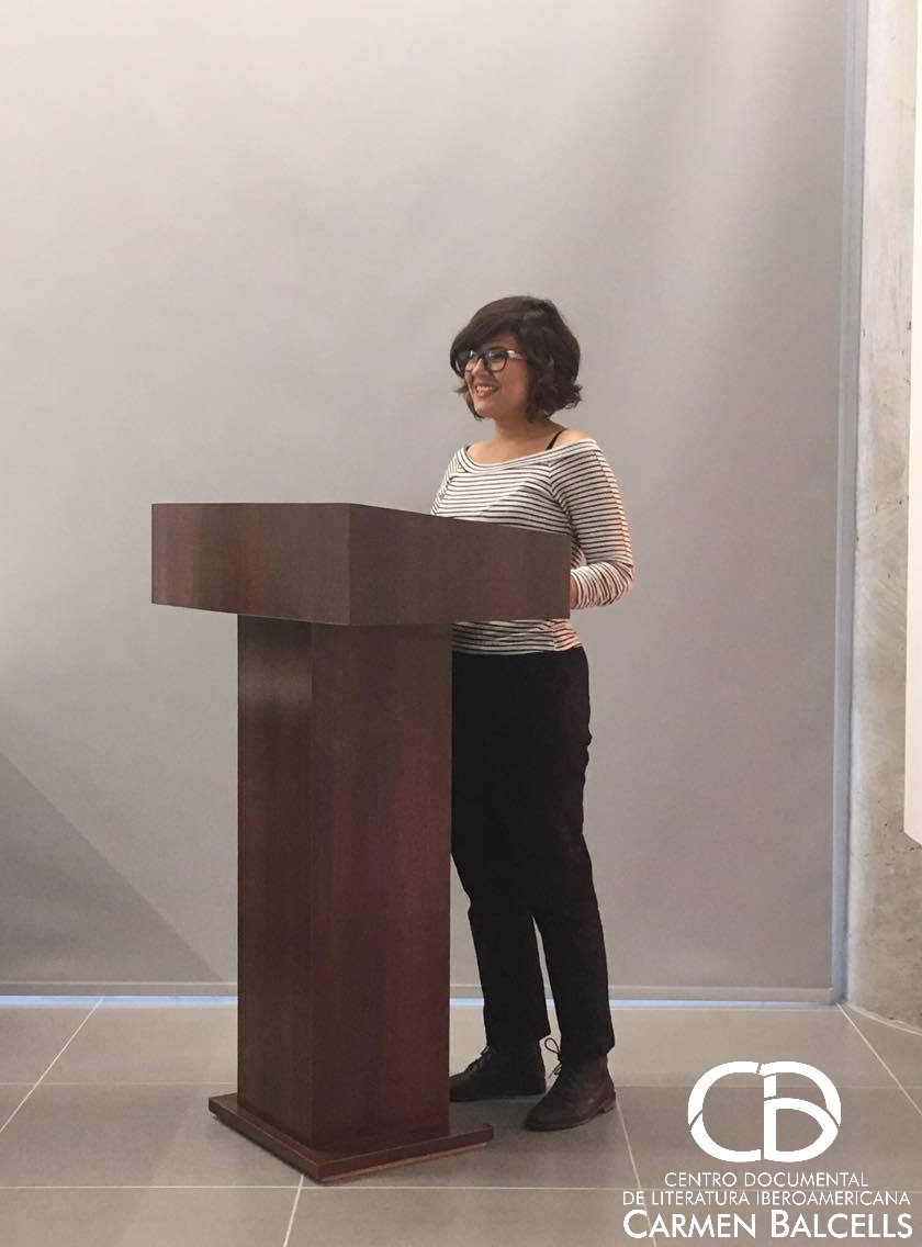 Imagen de Laura Flores dictando su conferencia en la sala de proyecciones Foto: Zabrina Díaz