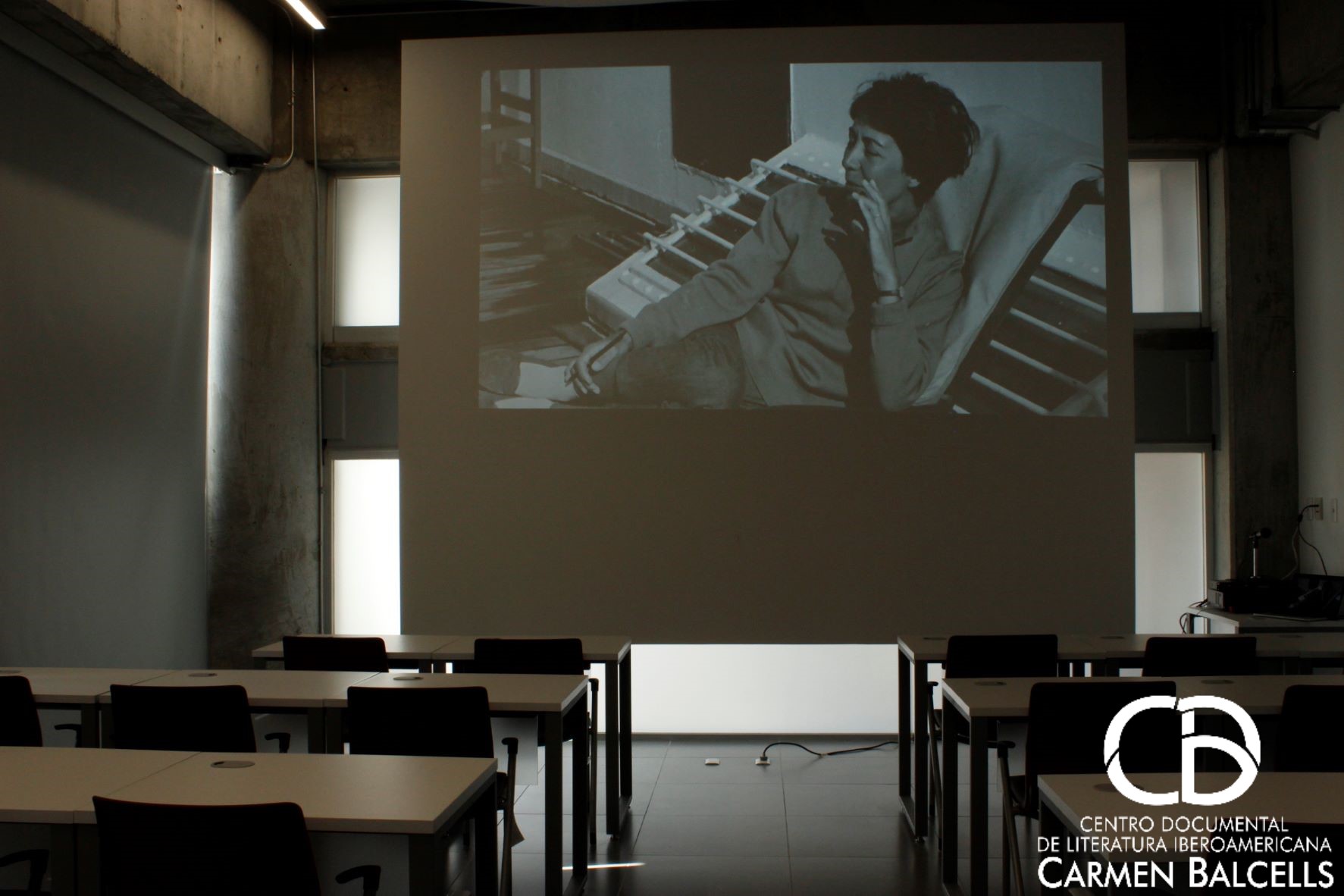 Imagen del documental "La vuelta al día" en pantalla de la sala de proyecciones del CDCB Foto: Mariana Abreu