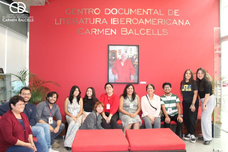 Foto de la autora con miembros del Centro Documental Carmen Balcells