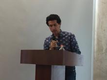 Luis Vicente de Aguinaga durante su charla acerca de Juan Gelman en el CDCB     Foto: Teresa González Arce