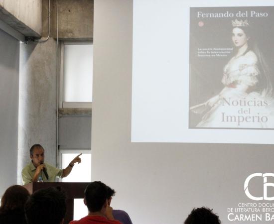 El Dr. Gerardo Gutiérrez dicta su charla. Entre el público se encuentra Fernando del Paso.  Foto: Mariana Abreu