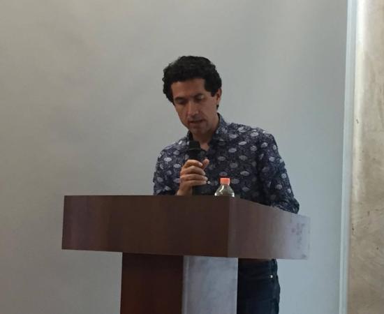 Luis Vicente de Aguinaga durante su charla acerca de Juan Gelman en el CDCB     Foto: Teresa González Arce