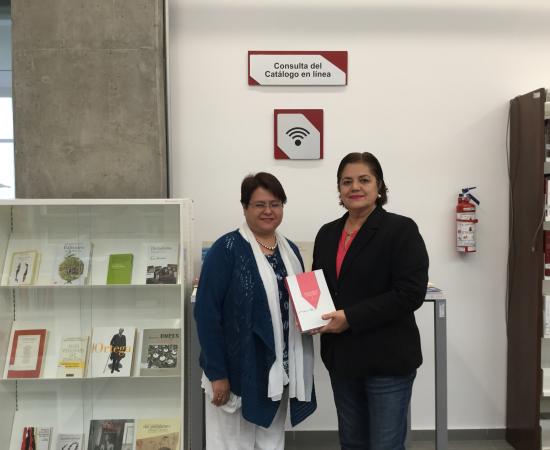La Coordinadora de la Maestría en Estudios de Literatura Mexicana realizó una donación importante para las investigaciones locales