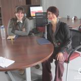 Dominique Lear y Teresa González Arce sentadas ante una mesa en la oficina de la coordinación del centro documental