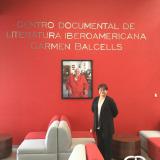 La doctora Blanca Estela Ruiz junto al retrato de Carmen Balcells