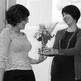 La dra. Teresa González le entrega flores a la ponente luego de la charla Foto: Mauricio Vaca