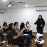 Lizbeth Salas, una de las organizadoras, entrega sus reconocimientos a las y los ganadores
