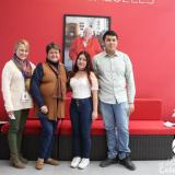 Personal del centro documental Carmen Balcells junto a dos participantes de la lectura