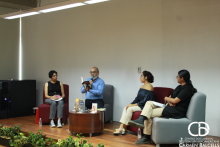 Autor con estudiantes de Letras