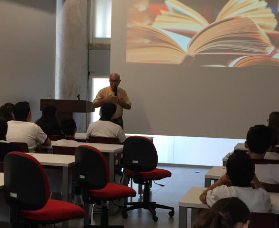 Jóvenes estudiantes participaron en el taller de periquete organizado en el Centro Documental de Literatura Iberoamericana Carmen Balcells