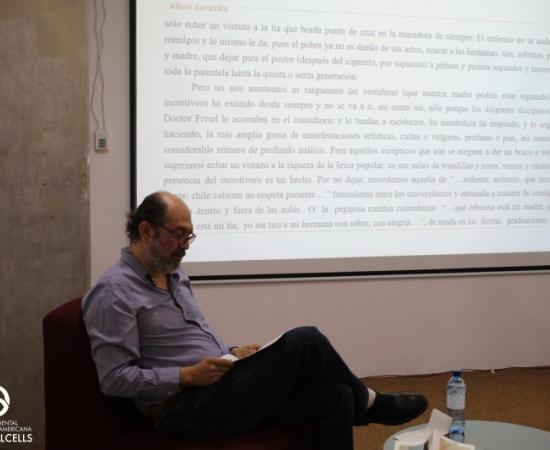 autor leyendo