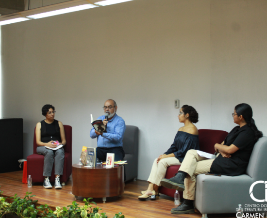 Autor con estudiantes de Letras