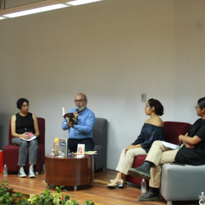 Autor con estudiantes de Letras